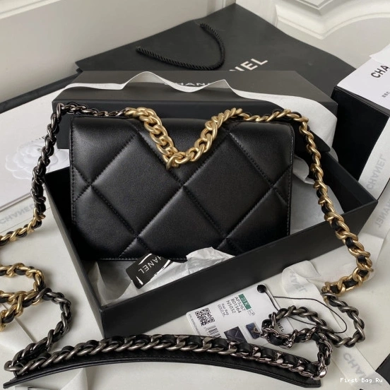 Firstbag Ru 19 ON CHAIN WALLET CHANEL 0714